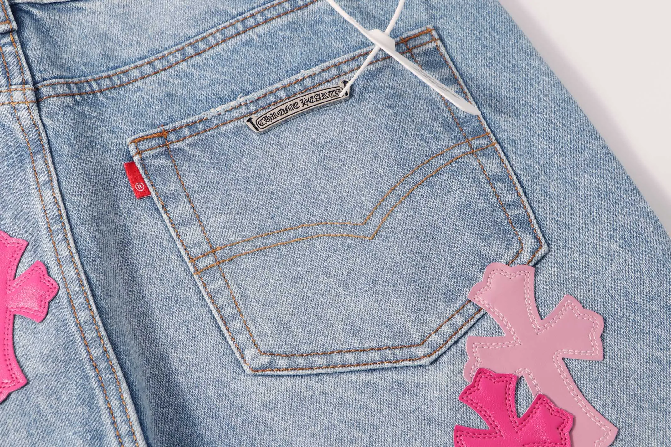 P230 Style No.: H922 Chrome Hearts & Chrome Hearts Classic Blue Pink Leather Jeans for Men and Women (Pingtai Original) Styles with different washes and textures, very friendly to people with thin legs and thick legs. The slightly flared version is very flattering to the leg shape. Moderate length that never goes out of style, easy to match with casually, basic styling for various styles, a must-have in the wardrobe! The fabric is stiff but also makes the upper body soft without losing texture. The washing process is even more perfect. It is a must-have item for everyone! ! ! Washed wheat, hang tag, pants label, three labels complete Color: blue Size: 28-30-32-34-36